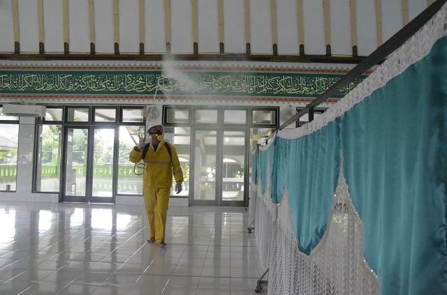 Pemkot Yogyakarta dan Baznas Lakukan Penyemprotan Desinfektan dan Bersih di 250 Masjid